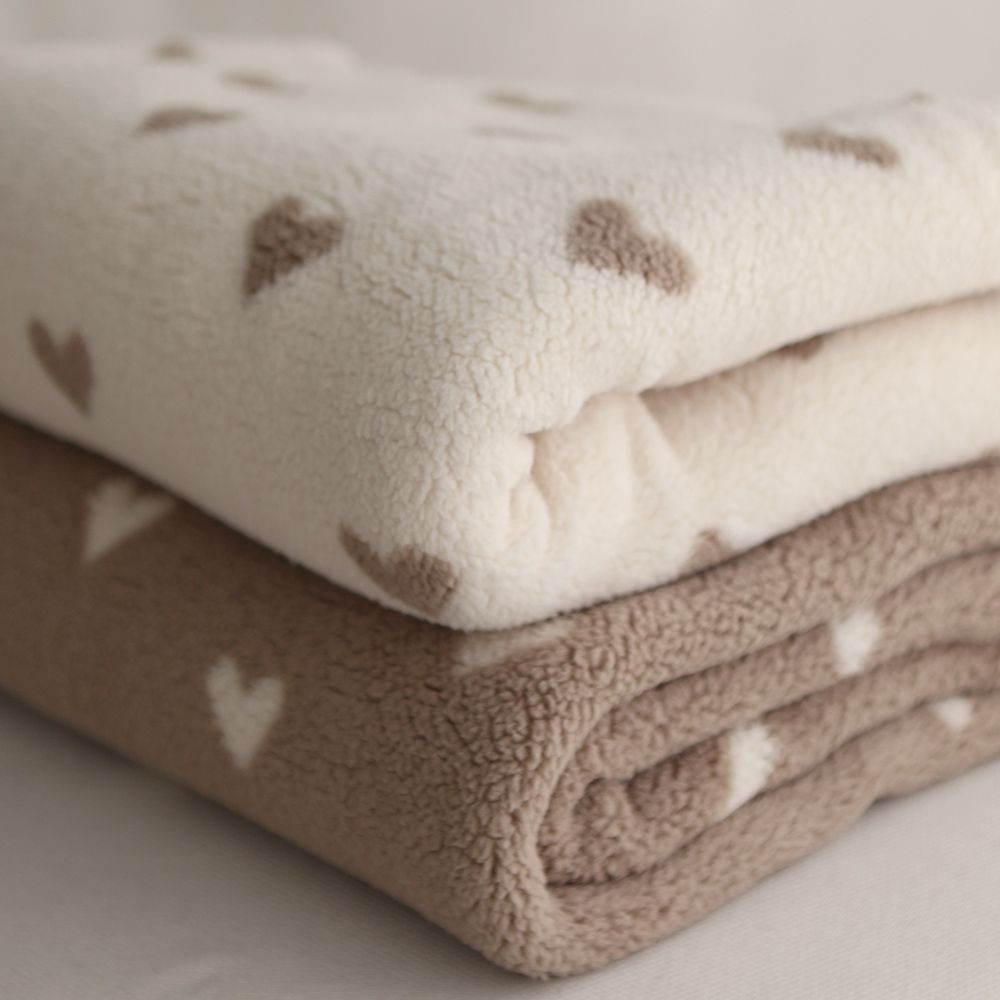 Teddy / moumoute bouclé fond lait motif coeurs