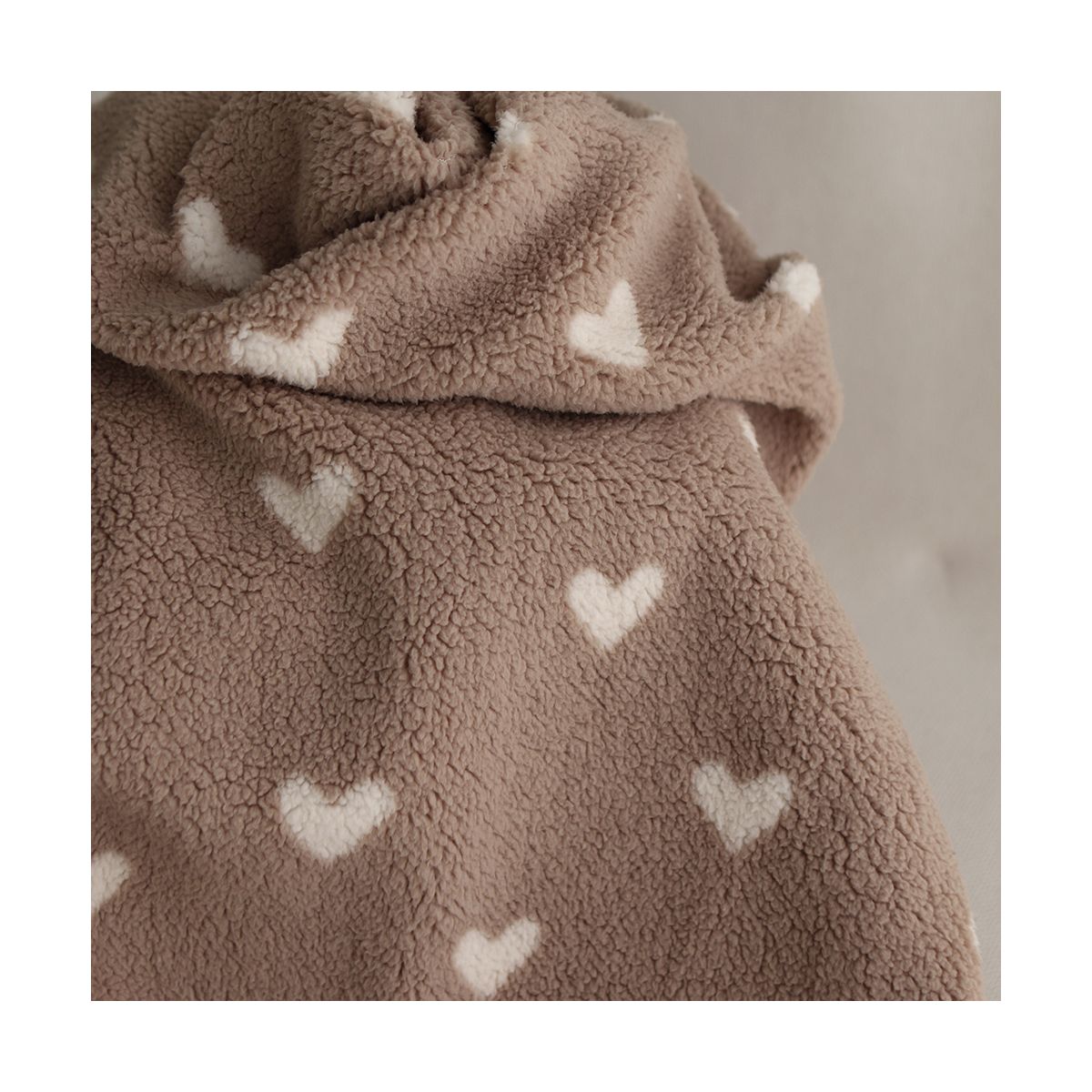 Teddy / moumoute bouclé fond grège motif coeurs Teddy / moumoute bouclé fond grège motif coeurs