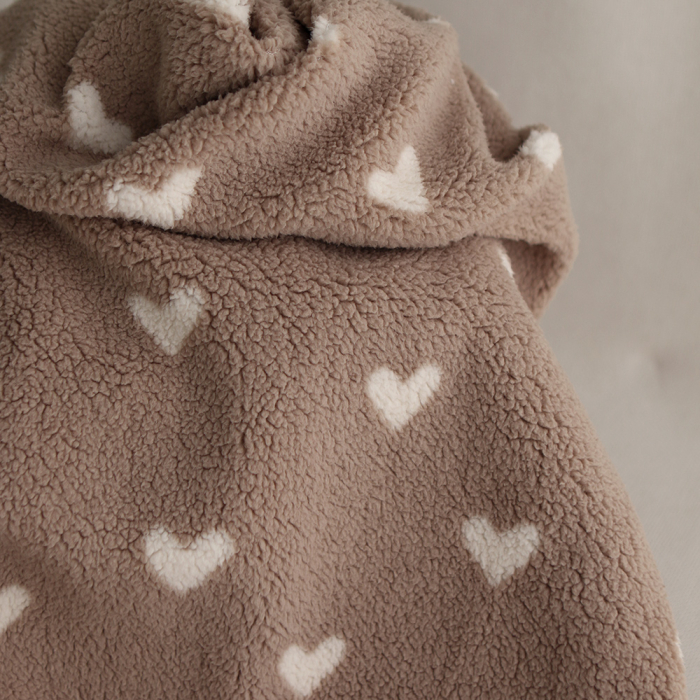 Teddy / moumoute bouclé fond grège motif coeurs