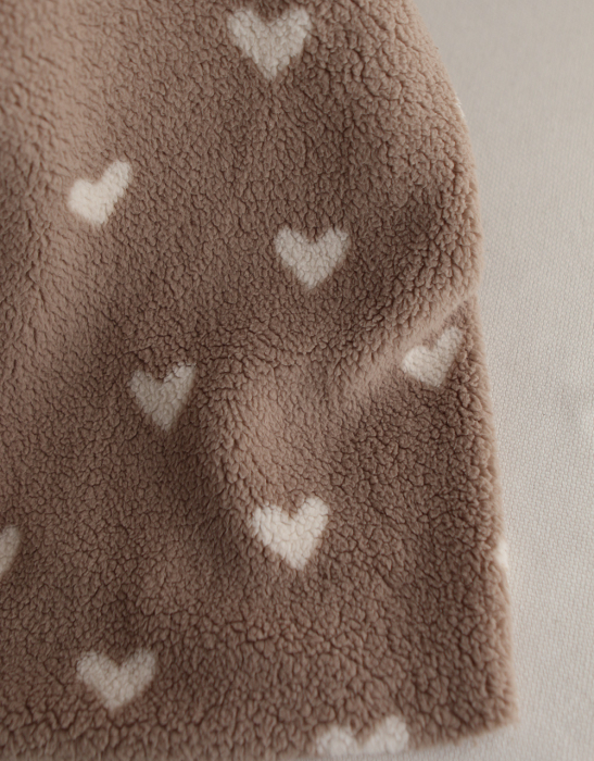 Teddy / moumoute bouclé fond grège motif coeurs