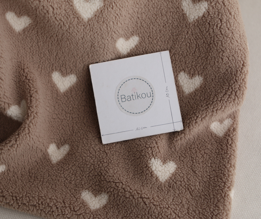 Teddy / moumoute bouclé fond grège motif coeurs