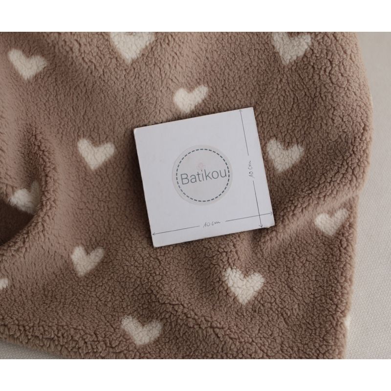 Teddy / moumoute bouclé fond grège motif coeurs