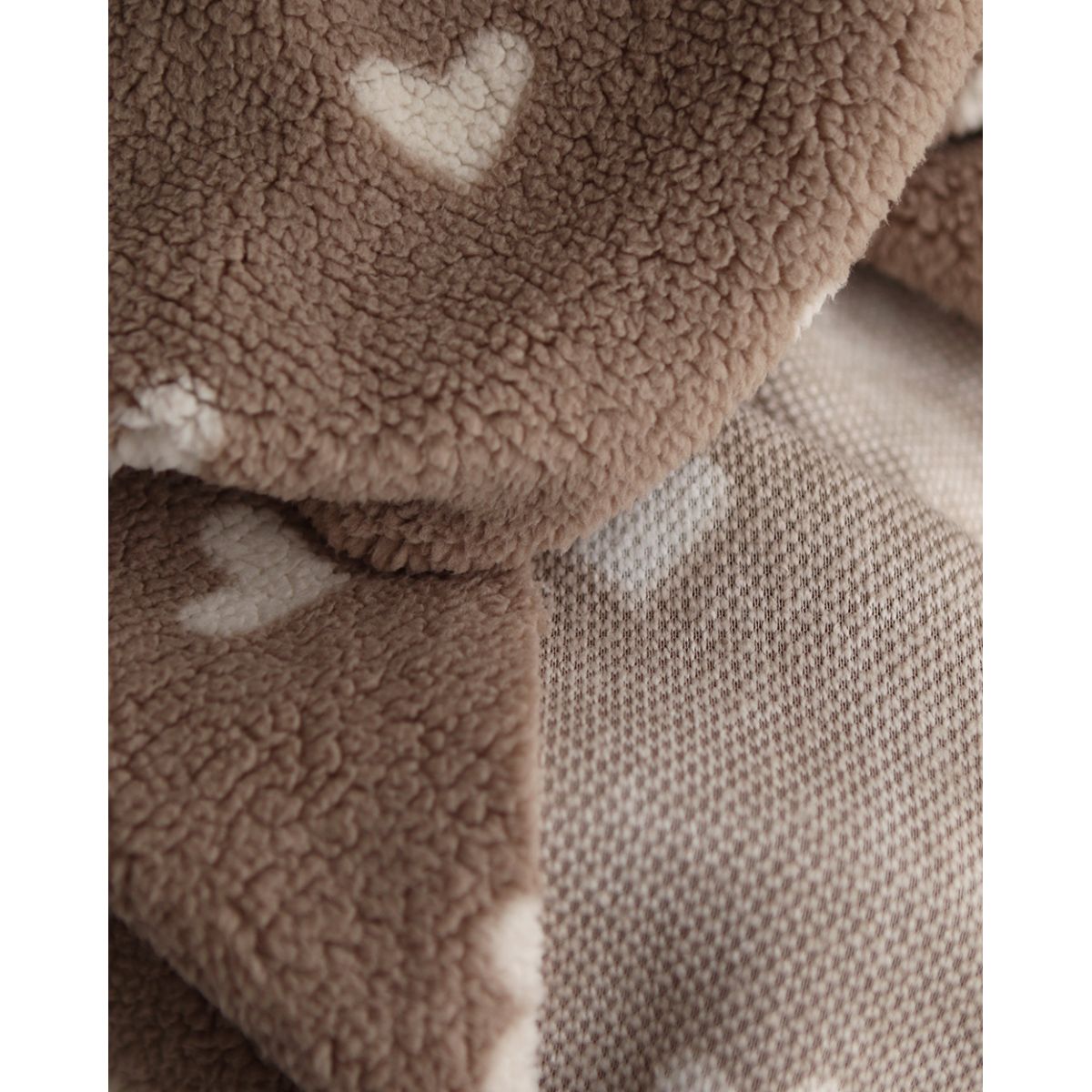 Teddy / moumoute bouclé fond grège motif coeurs Teddy / moumoute bouclé fond grège motif coeurs