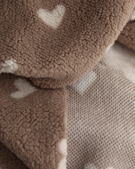 Teddy / moumoute bouclé fond grège motif coeurs
