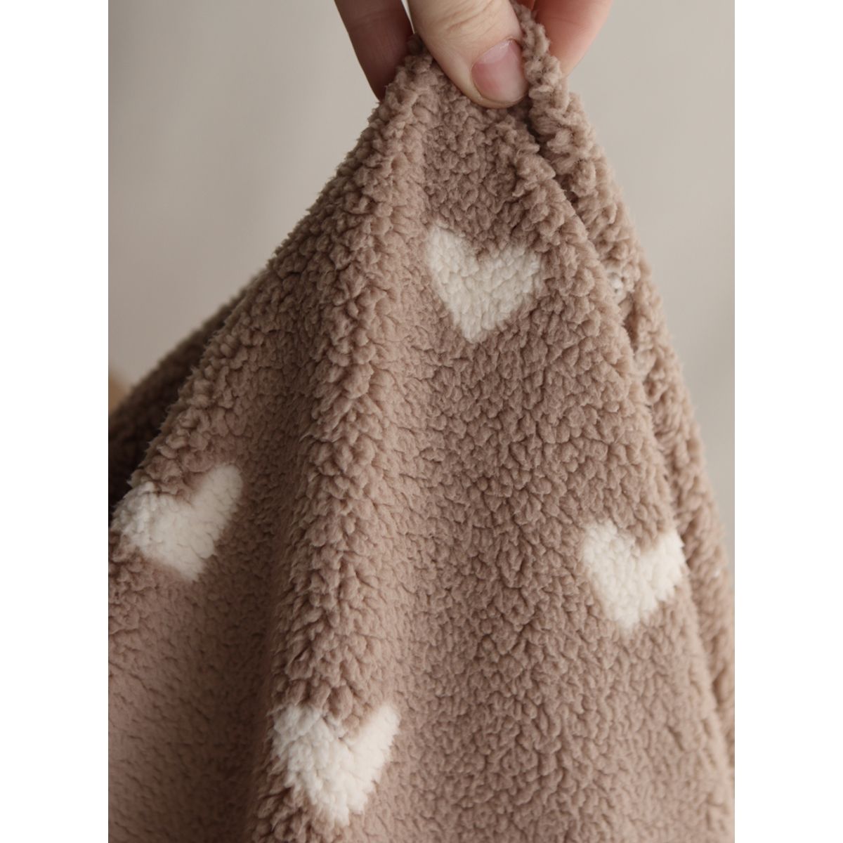 Teddy / moumoute bouclé fond grège motif coeurs Teddy / moumoute bouclé fond grège motif coeurs