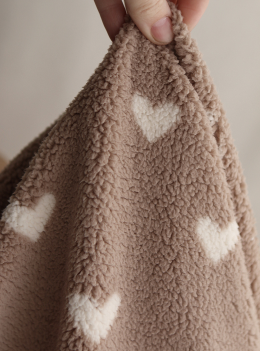 Teddy / moumoute bouclé fond grège motif coeurs