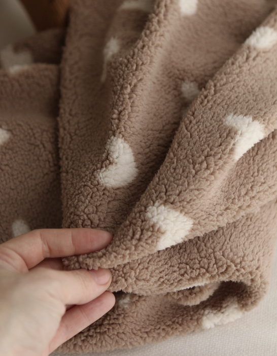 Teddy / moumoute bouclé fond grège motif coeurs