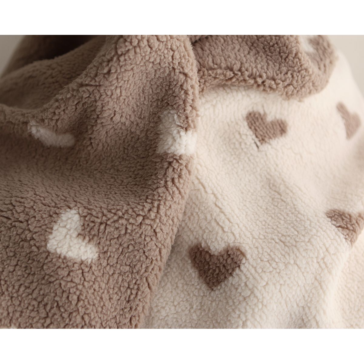 Teddy / moumoute bouclé fond grège motif coeurs Teddy / moumoute bouclé fond grège motif coeurs