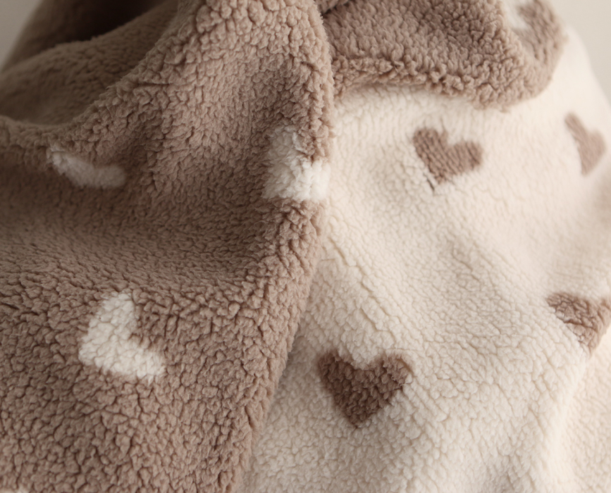 Teddy / moumoute bouclé fond grège motif coeurs