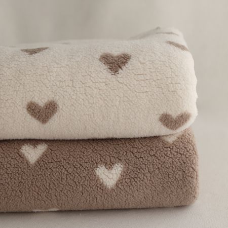 Teddy / moumoute bouclé fond grège motif coeurs Teddy / moumoute bouclé fond grège motif coeurs