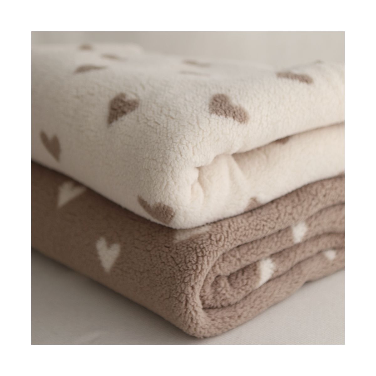Teddy / moumoute bouclé fond grège motif coeurs Teddy / moumoute bouclé fond grège motif coeurs