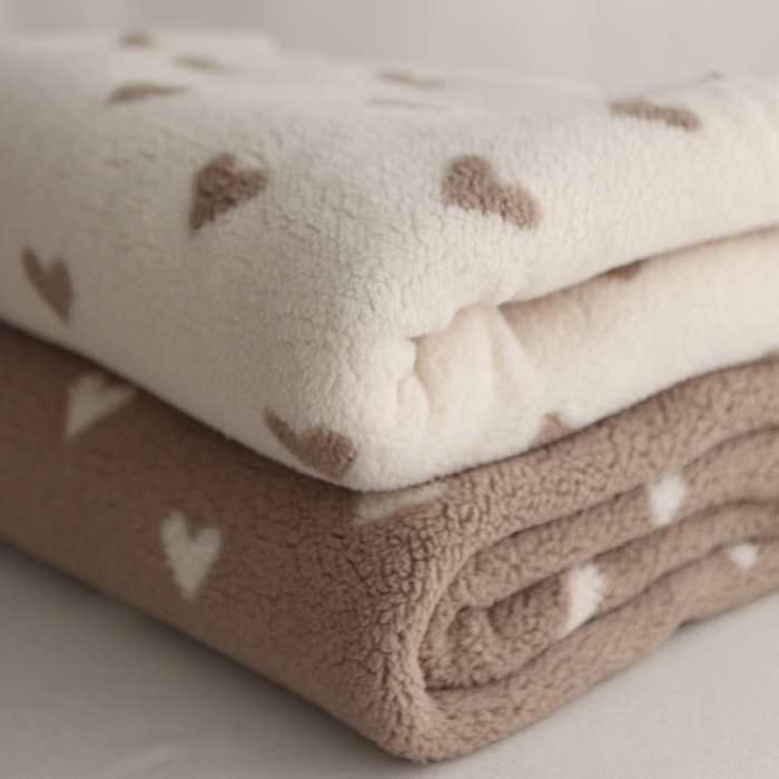 Teddy / moumoute bouclé fond grège motif coeurs