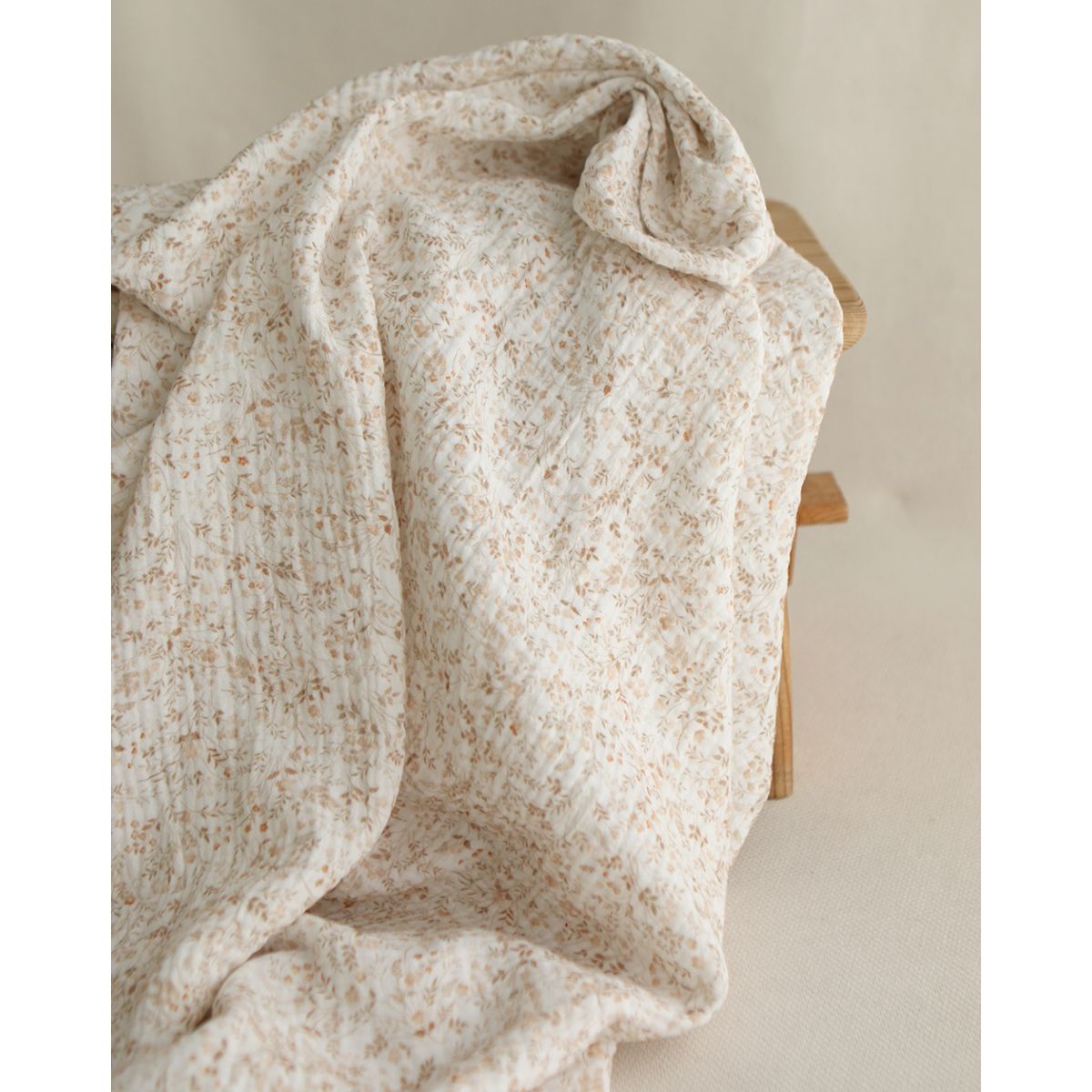 Double gaze de coton imprimés fleuri beige clair