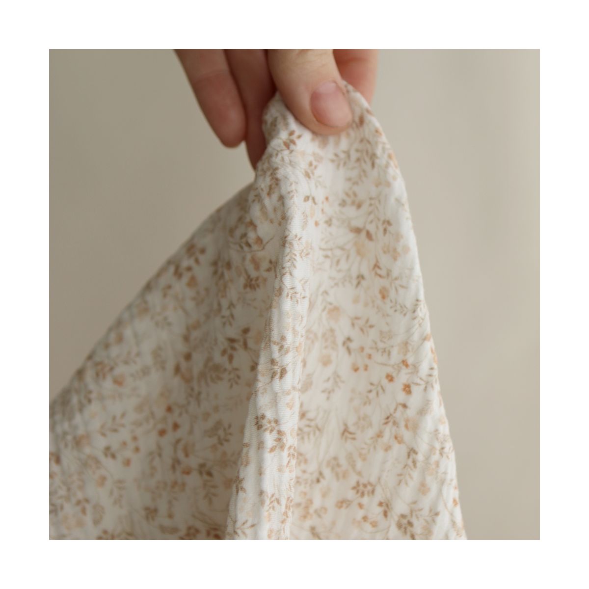 Double gaze de coton imprimés fleuri beige clair