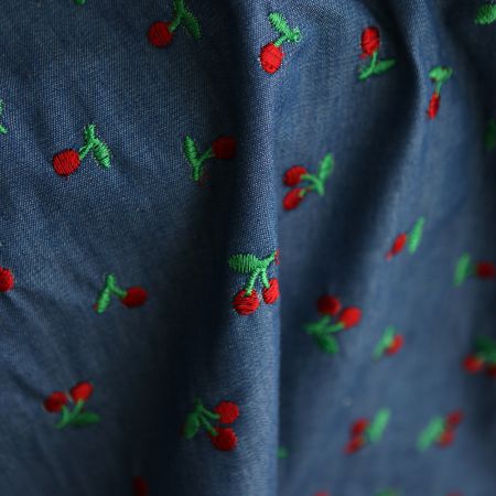 Jean denim léger coton 140gr broderies cerises Jean denim léger coton 140gr broderies cerises