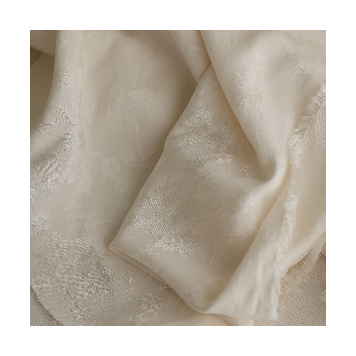 Jasmine - Viscose tissage jacquard fleuri écru Jasmine - Viscose tissage jacquard fleuri écru