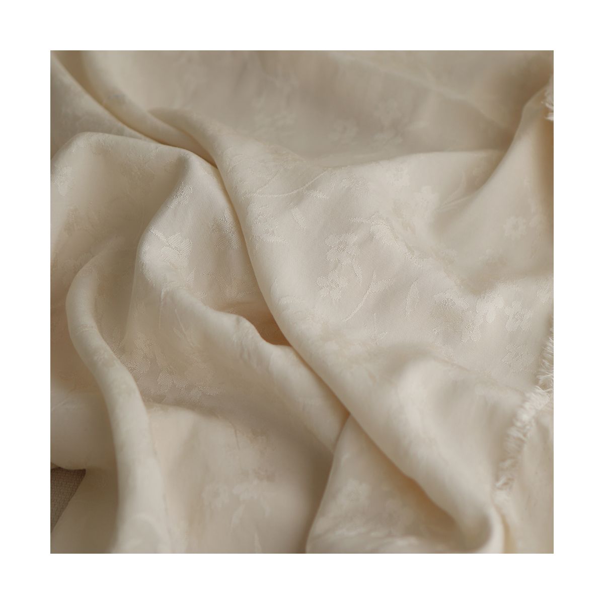 Jasmine - Viscose tissage jacquard fleuri écru Jasmine - Viscose tissage jacquard fleuri écru