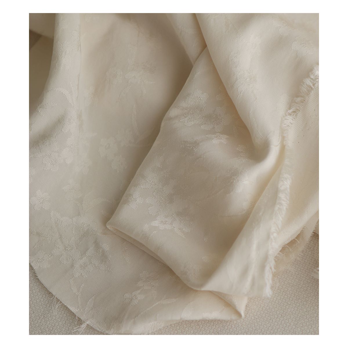 Jasmine - Viscose tissage jacquard fleuri écru Jasmine - Viscose tissage jacquard fleuri écru