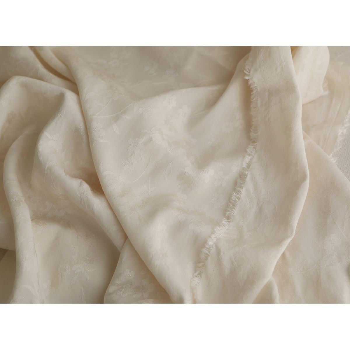 Jasmine - Viscose tissage jacquard fleuri écru Jasmine - Viscose tissage jacquard fleuri écru