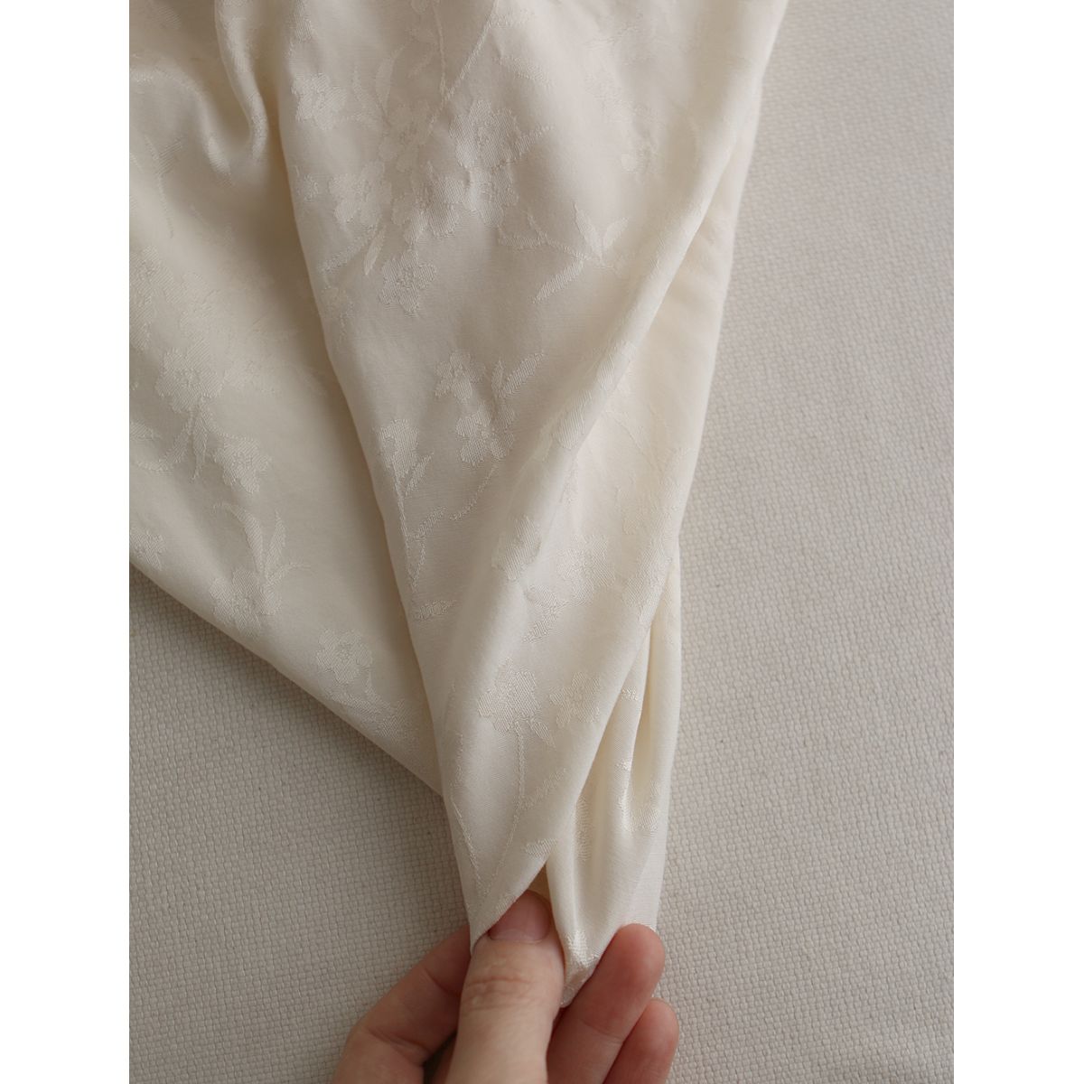 Jasmine - Viscose tissage jacquard fleuri écru Jasmine - Viscose tissage jacquard fleuri écru