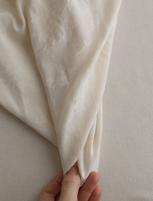 Jasmine - Viscose tissage jacquard fleuri écru