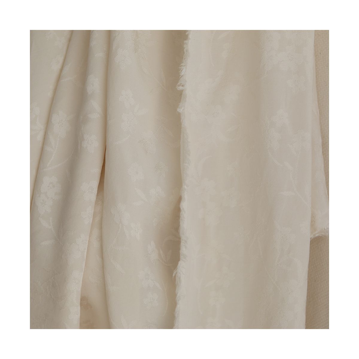 Jasmine - Viscose tissage jacquard fleuri écru Jasmine - Viscose tissage jacquard fleuri écru