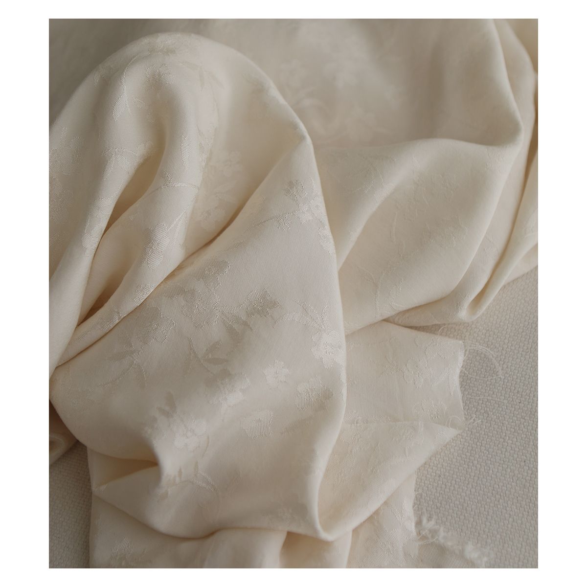 Jasmine - Viscose tissage jacquard fleuri écru Jasmine - Viscose tissage jacquard fleuri écru