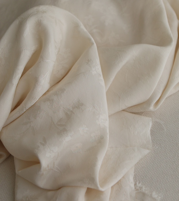 Jasmine - Viscose tissage jacquard fleuri écru