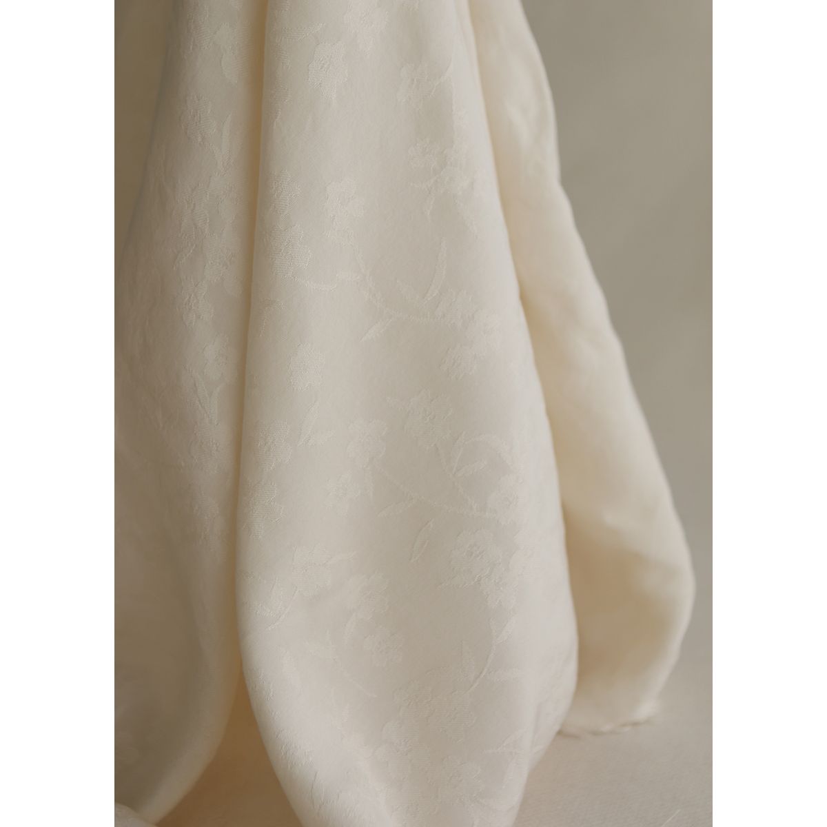 Jasmine - Viscose tissage jacquard fleuri écru Jasmine - Viscose tissage jacquard fleuri écru