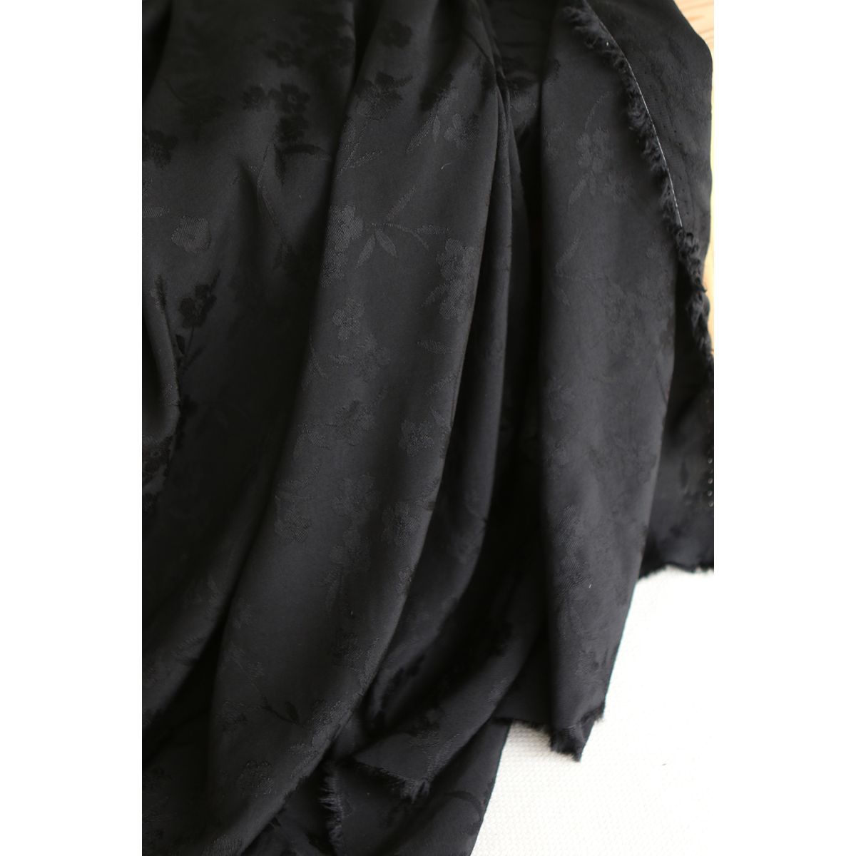 Jasmine - Viscose tissage jacquard fleuri noir Jasmine - Viscose tissage jacquard fleuri noir
