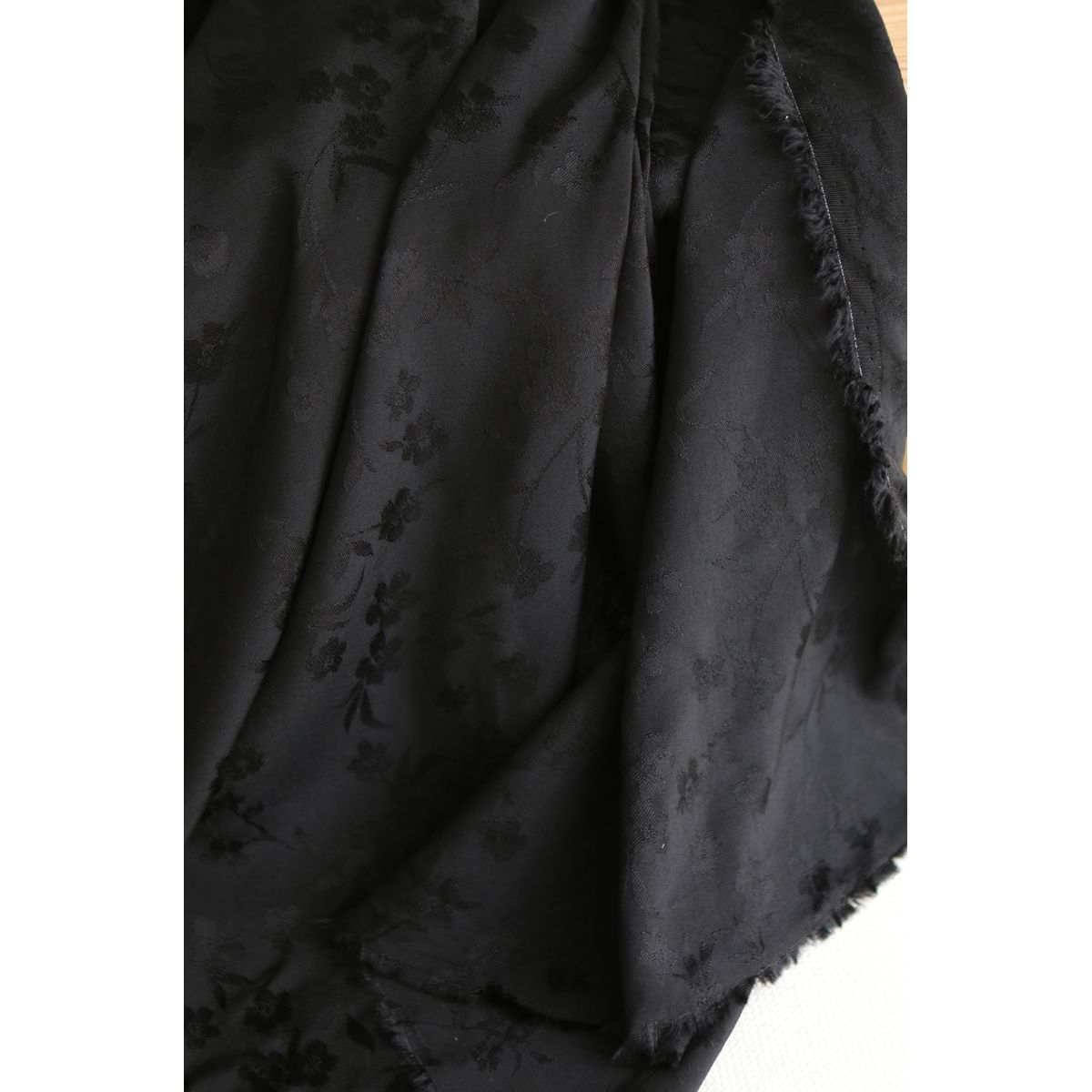 Jasmine - Viscose tissage jacquard fleuri noir Jasmine - Viscose tissage jacquard fleuri noir