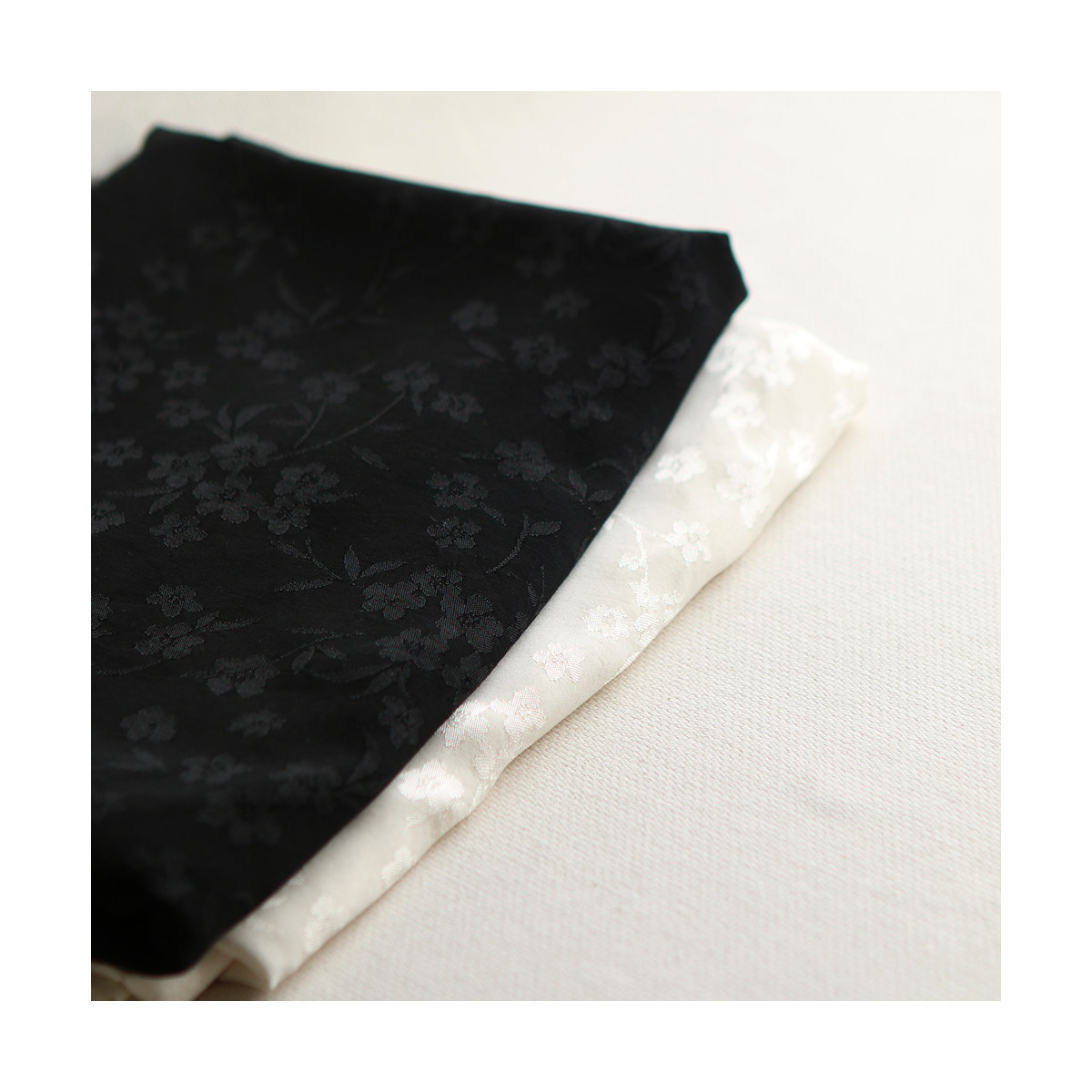 Jasmine - Viscose tissage jacquard fleuri noir Jasmine - Viscose tissage jacquard fleuri noir