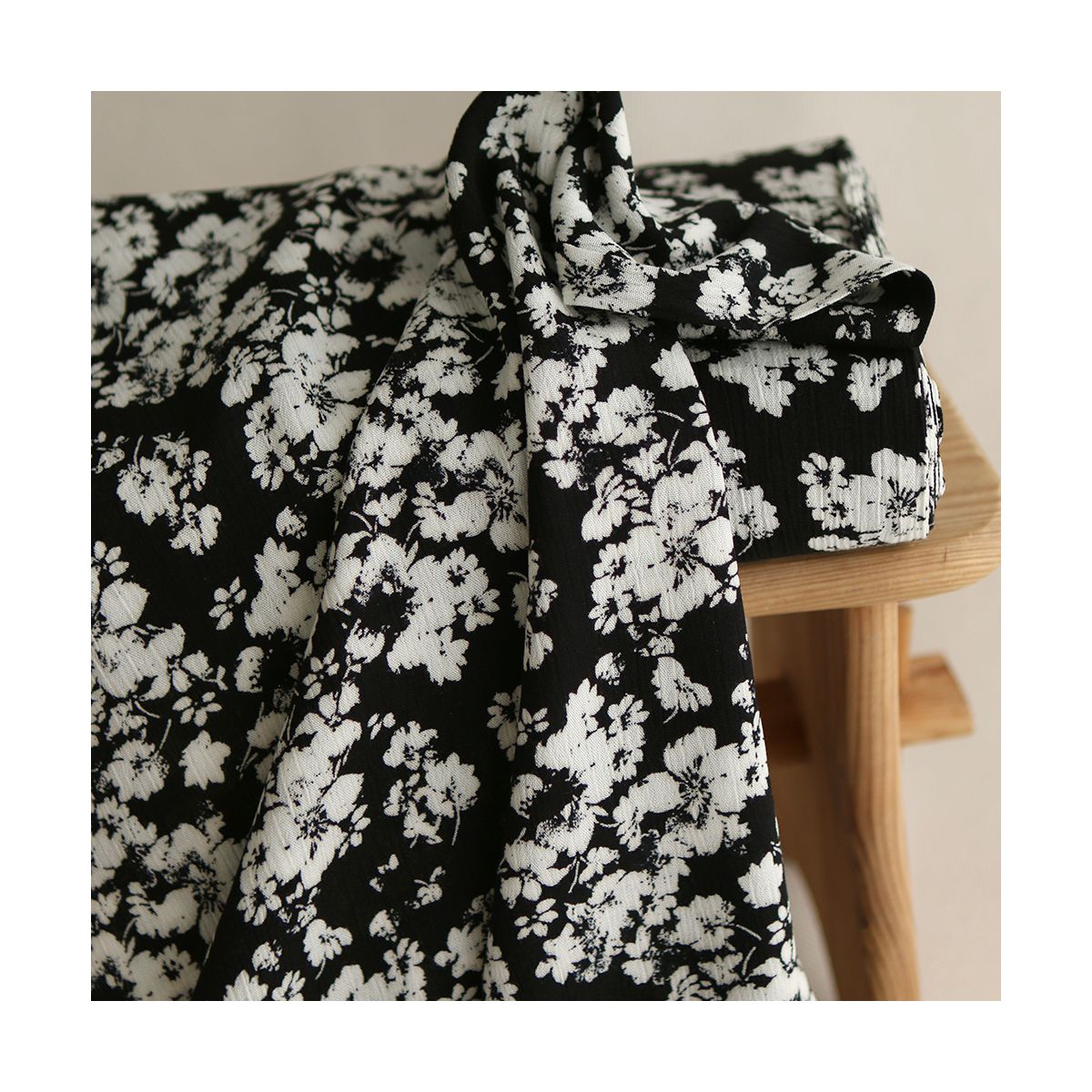 Carmella - Crêpe de viscose imprimé fleuri noir Carmella - Crêpe de viscose imprimé fleuri noir