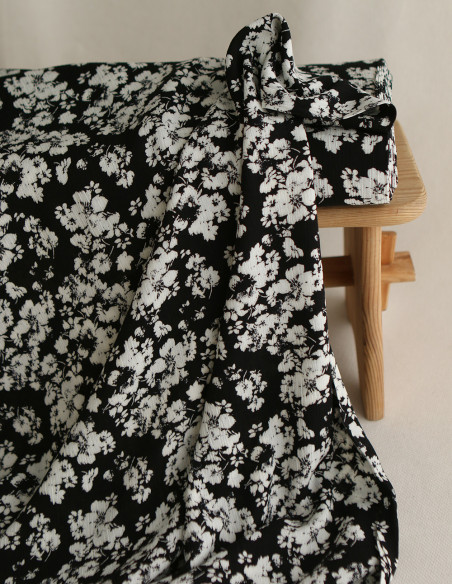 Carmella - Crêpe de viscose imprimé fleuri noir