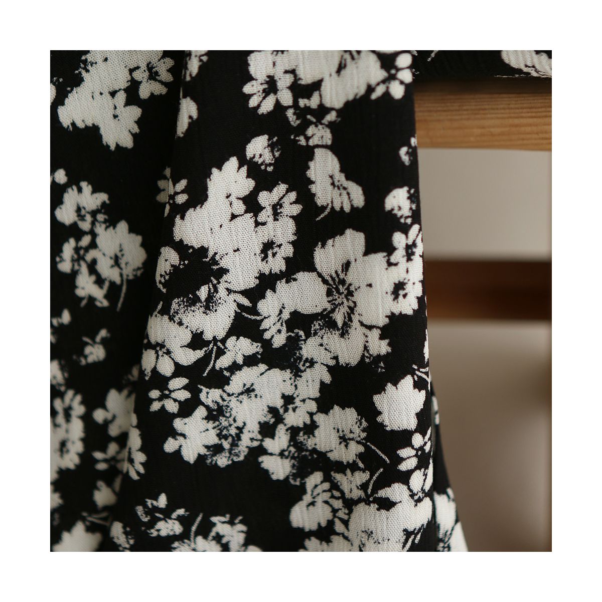Carmella - Crêpe de viscose imprimé fleuri noir Carmella - Crêpe de viscose imprimé fleuri noir