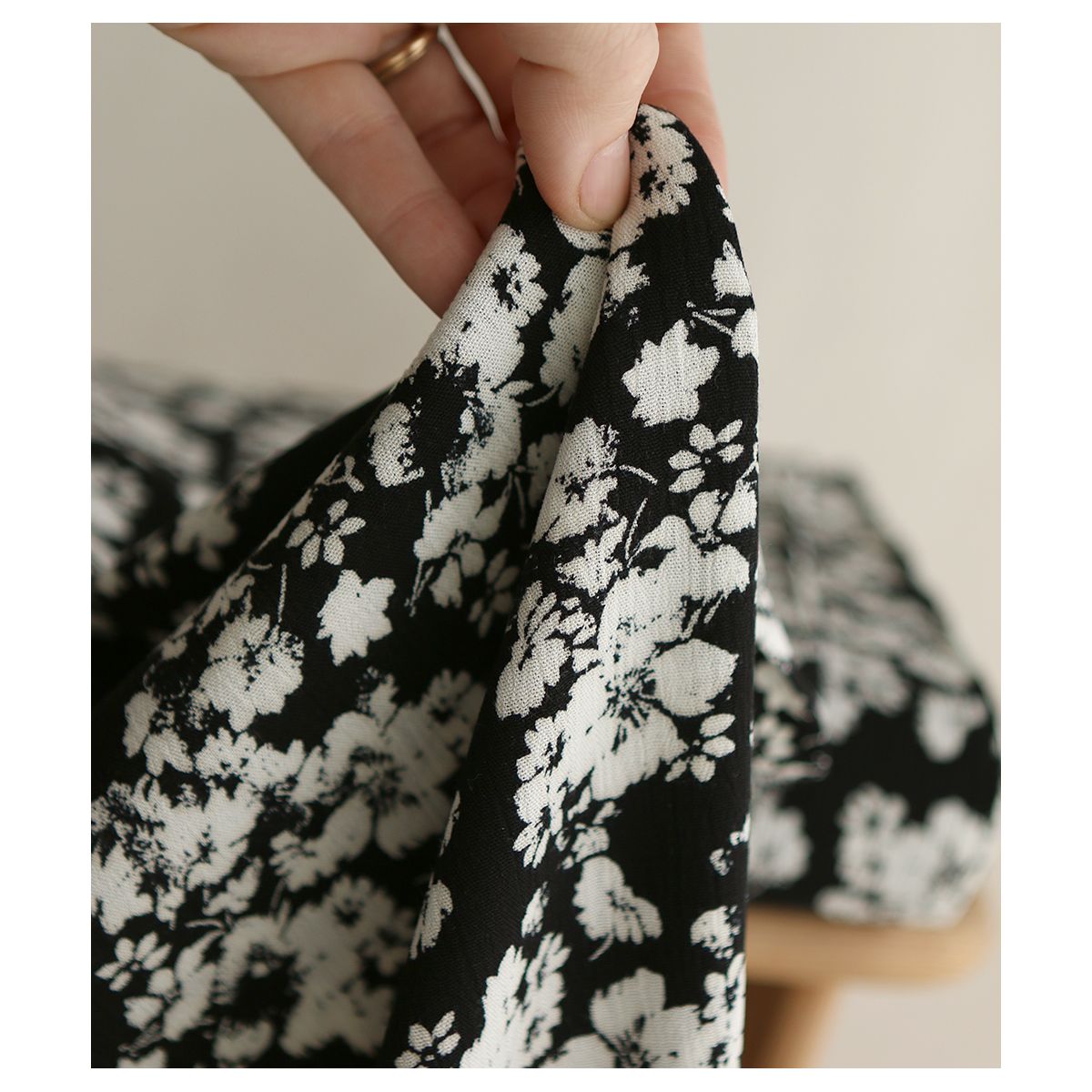 Carmella - Crêpe de viscose imprimé fleuri noir Carmella - Crêpe de viscose imprimé fleuri noir