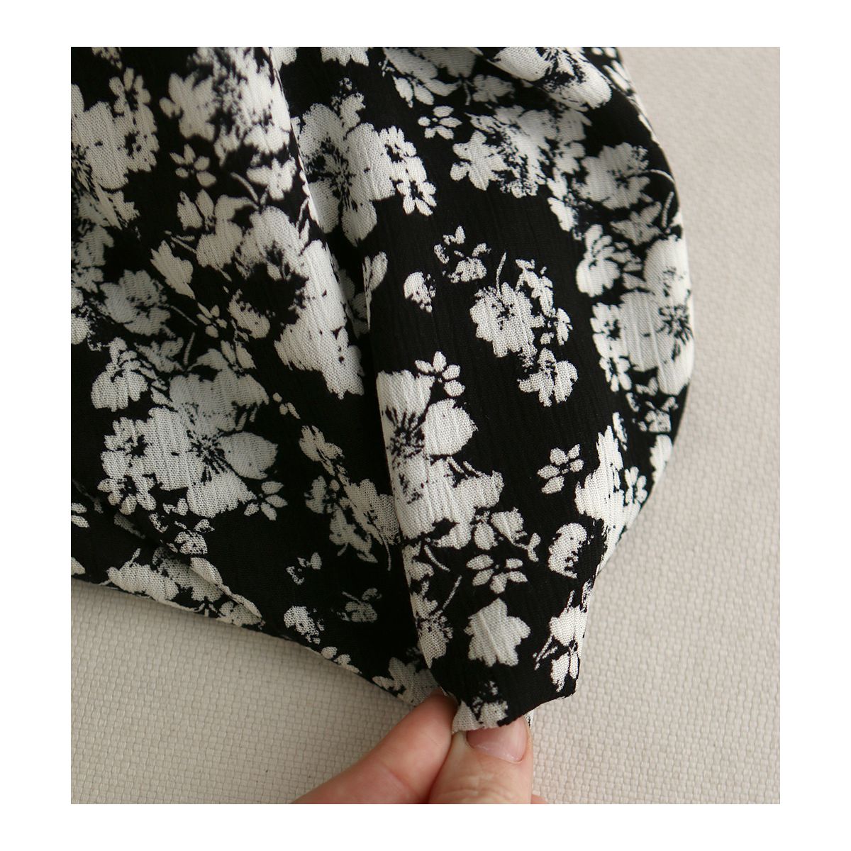 Carmella - Crêpe de viscose imprimé fleuri noir Carmella - Crêpe de viscose imprimé fleuri noir