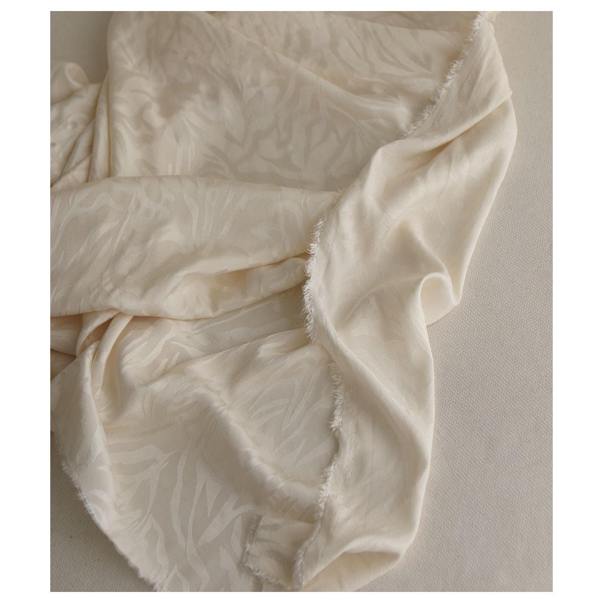 Janelle - Viscose tissage jacquard zèbre écru Janelle - Viscose tissage jacquard zèbre écru