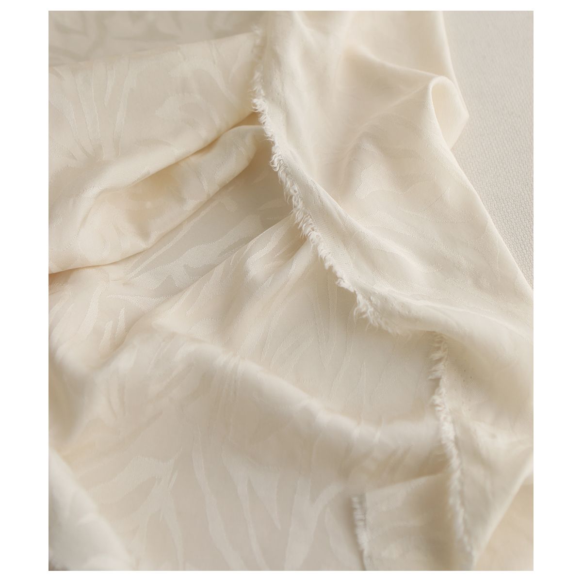 Janelle - Viscose tissage jacquard zèbre écru Janelle - Viscose tissage jacquard zèbre écru