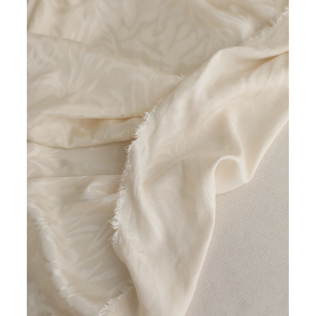 Janelle - Viscose tissage jacquard zèbre écru Janelle - Viscose tissage jacquard zèbre écru