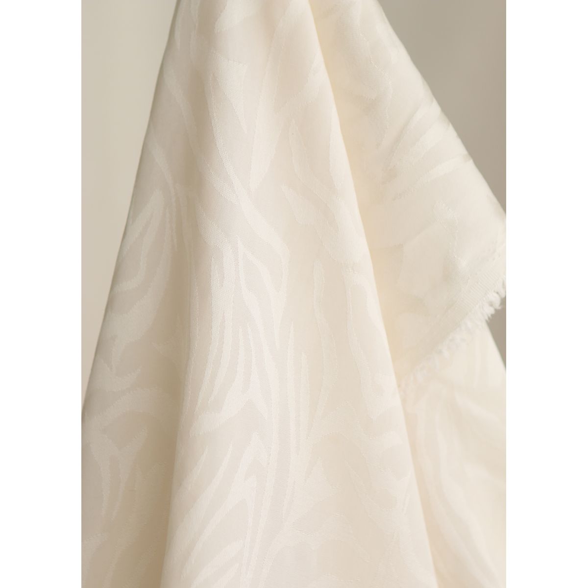 Janelle - Viscose tissage jacquard zèbre écru Janelle - Viscose tissage jacquard zèbre écru