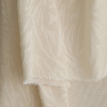 Janelle - Viscose tissage jacquard zèbre écru Janelle - Viscose tissage jacquard zèbre écru