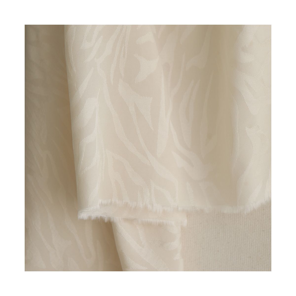 Janelle - Viscose tissage jacquard zèbre écru Janelle - Viscose tissage jacquard zèbre écru