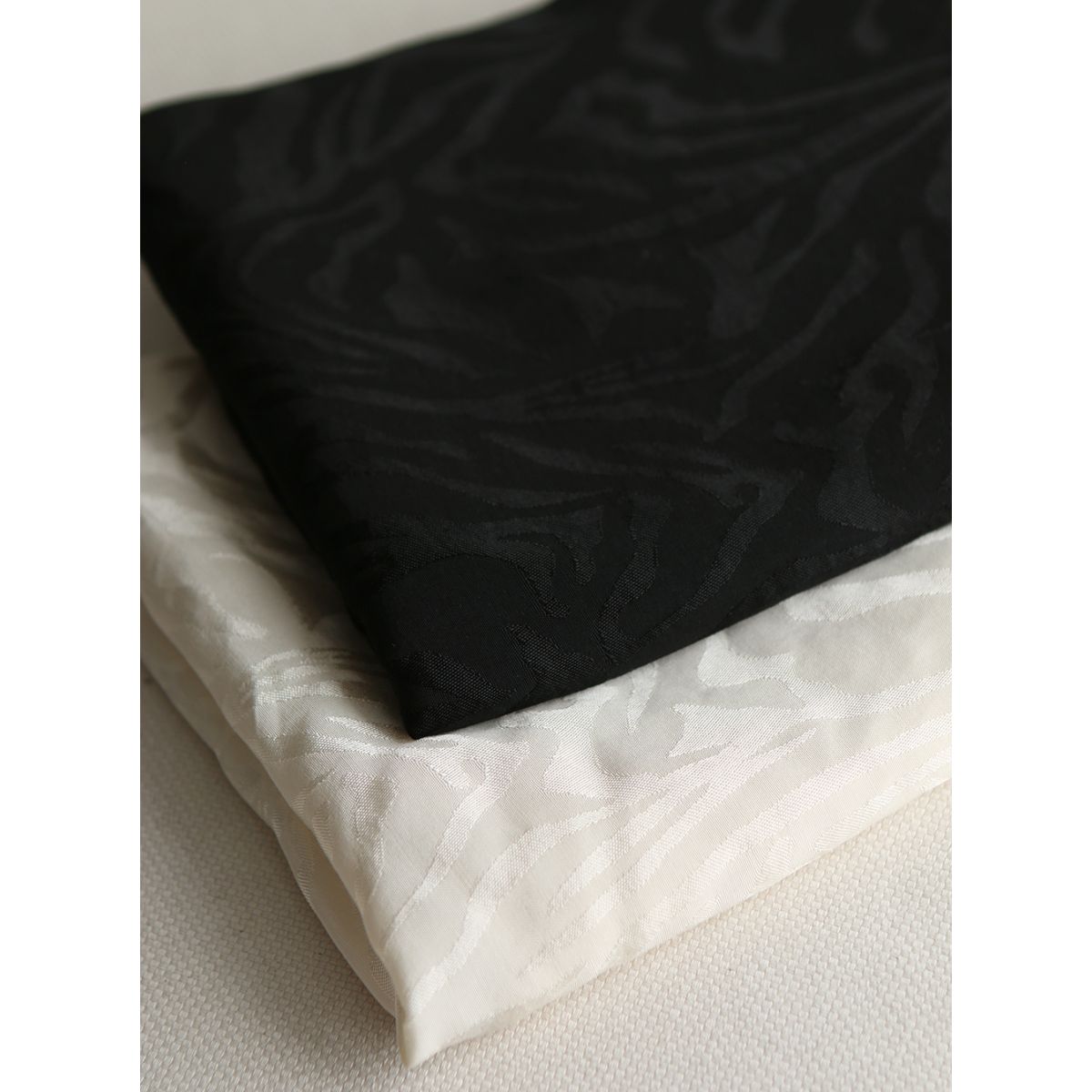 Janelle - Viscose tissage jacquard zèbre écru Janelle - Viscose tissage jacquard zèbre écru