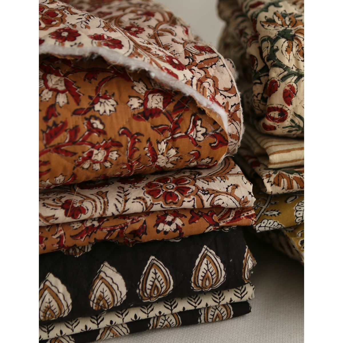 Kamala - Tissu indien matelassé double face coton hand block teal largeur 100cm Kamala - Tissu indien matelassé double face coton hand block teal largeur 100cm