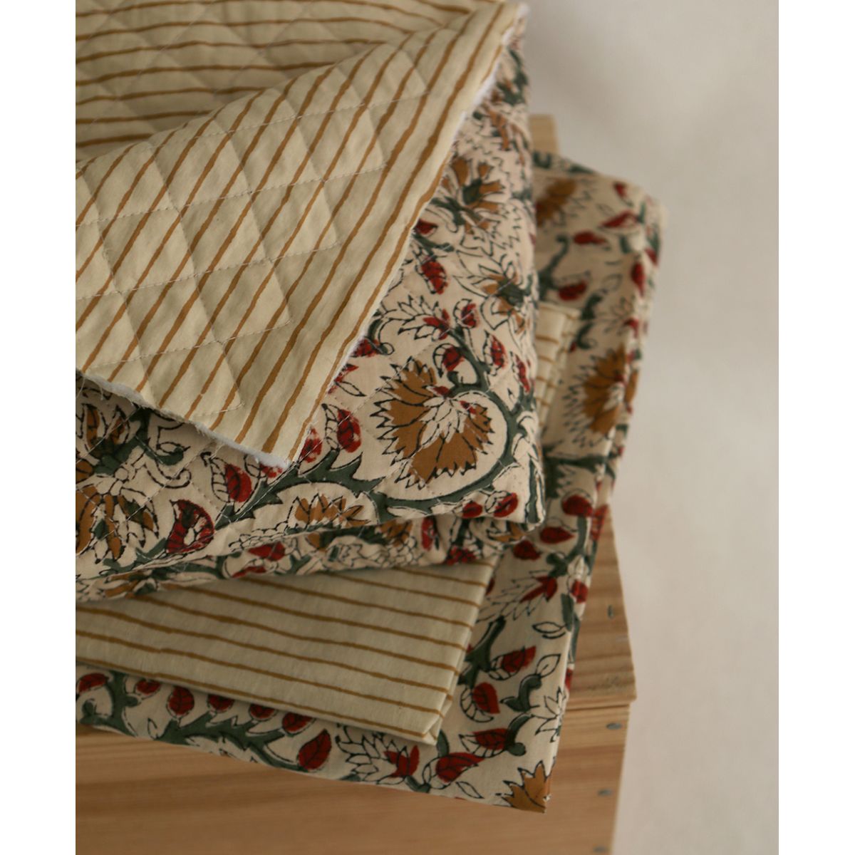 Nisha & rayures - Tissu indien matelassé double face coton hand block teal largeur 100cm Nisha & rayures - Tissu indien matelassé double face coton hand block teal largeur 100cm