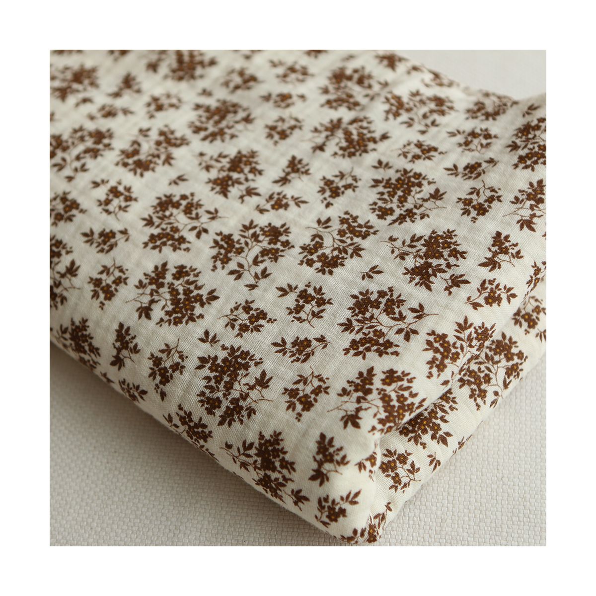 Soumeya - Double gaze coton BIO motif exclusif fond écru chocolat Soumeya - Double gaze coton BIO motif exclusif fond écru chocolat