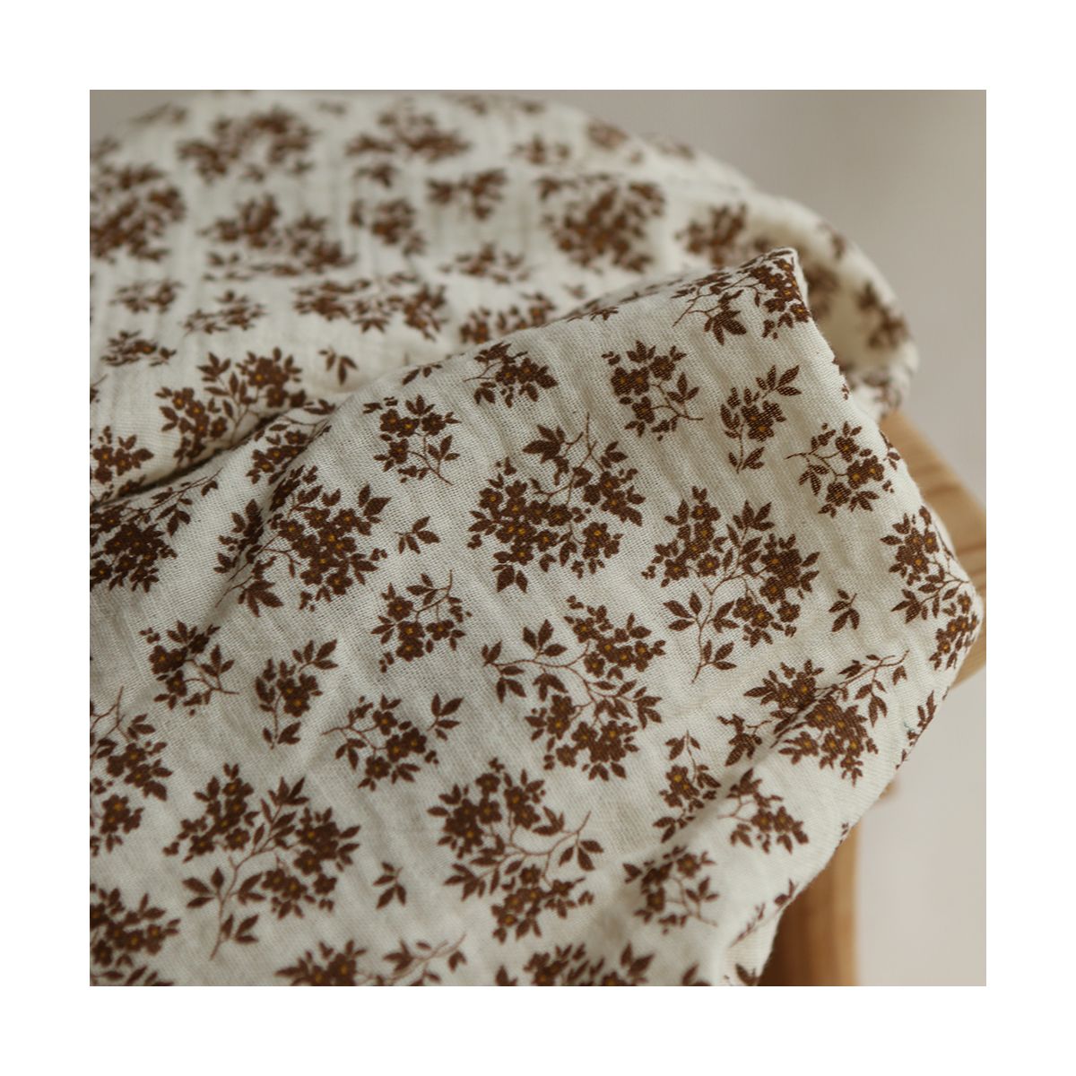 Soumeya - Double gaze coton BIO motif exclusif fond écru chocolat Soumeya - Double gaze coton BIO motif exclusif fond écru chocolat