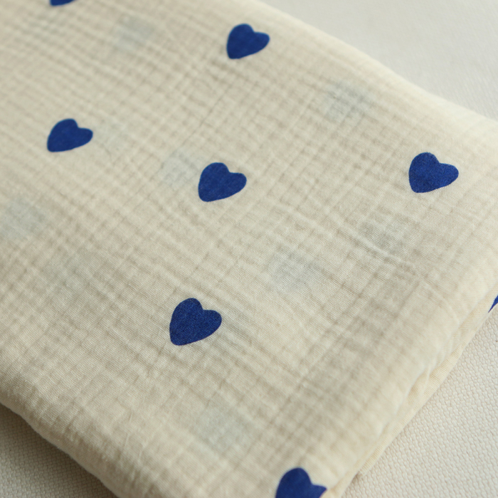 Manou - Double gaze de coton BIO exclusif écru à motif coeurs bleu cobalt