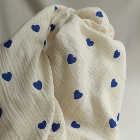 Manou - Double gaze de coton BIO exclusif écru à motif coeurs bleu cobalt Manou - Double gaze de coton BIO exclusif écru à motif coeurs bleu cobalt